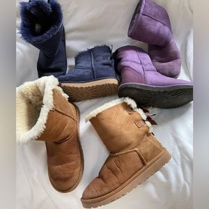 2 pairs Used Ugg boots sz 3 - 6 the brown pair is NOT AVAILABLE